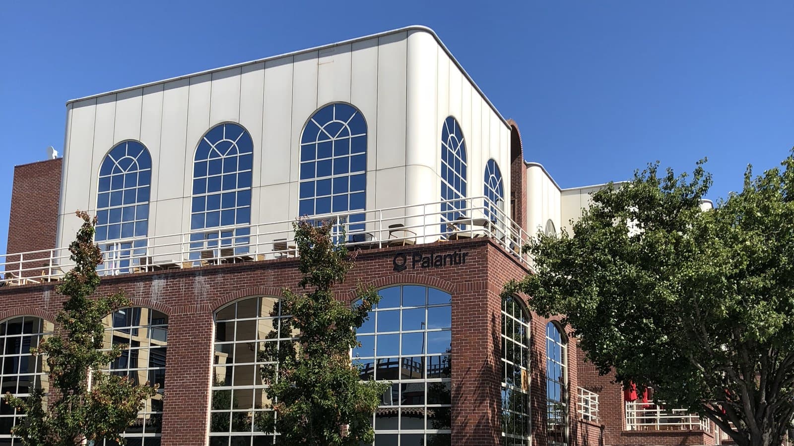 Palantir's former Palo Alto headquarters building under a clear blue sky