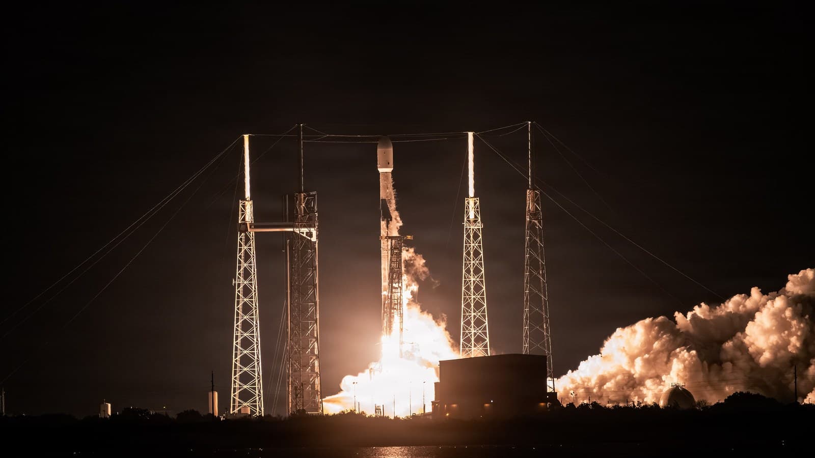 Une Falcon 9 transportant des satellites BlueBird d’AST SpaceMobile s’élève dans le ciel nocturne.