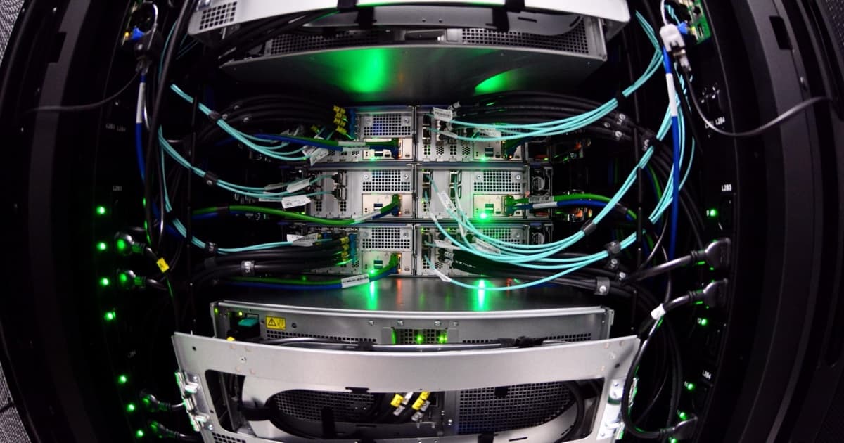 Du matériel serveur et des câbles réseau dans le centre de calcul haute performance DATARMOR.
