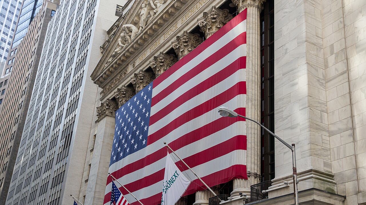 Un grand drapeau américain couvre la façade de la Bourse de New York à Wall Street