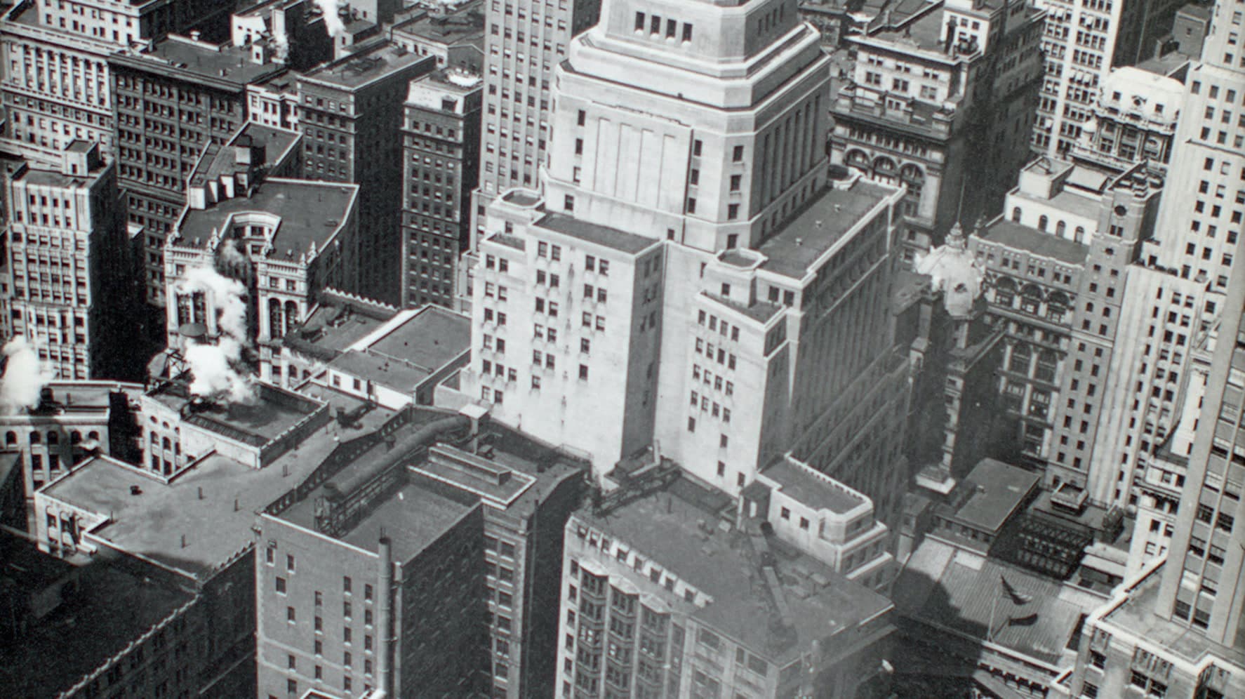 Toits historiques du quartier financier vus depuis la tour 60 Wall à Manhattan