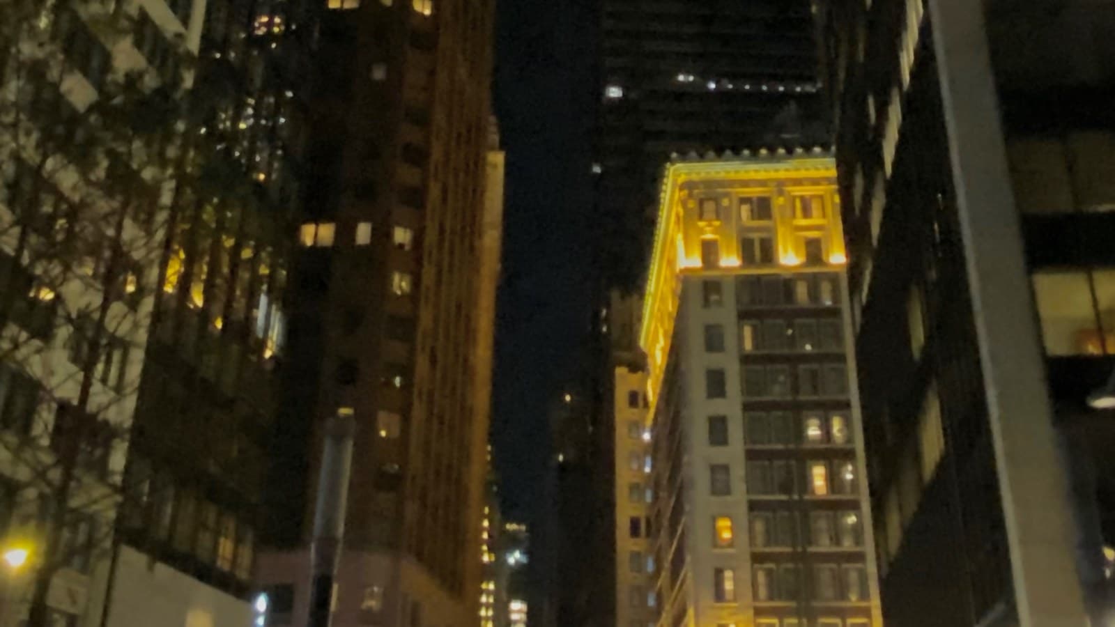 Tours de bureaux illuminées le long de Wall Street, dans le quartier financier de New York, la nuit