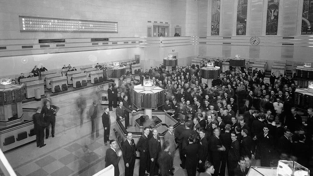 Salle historique de la Bourse de Toronto avec postes de négociation et vaste foule