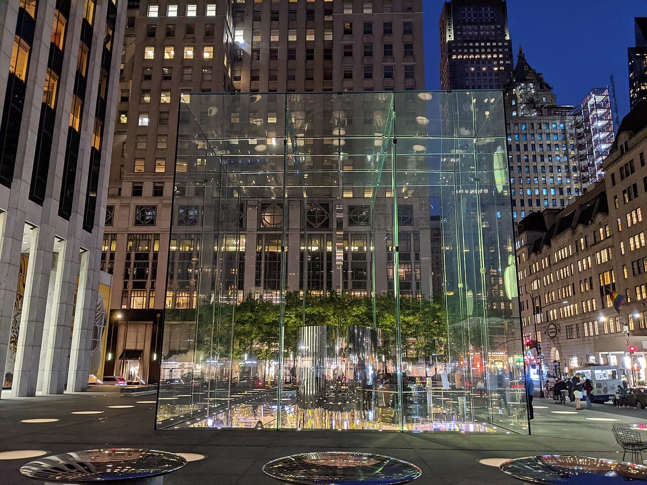 Entrée vitrée Apple Fifth Avenue de nuit, photographiée le 2 juin 2021
