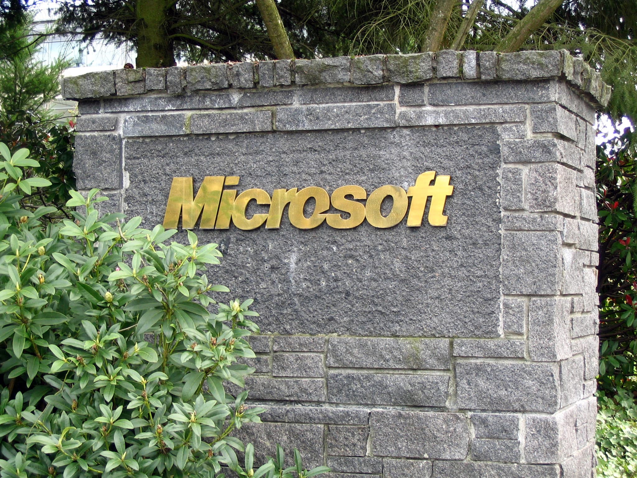 Enseigne historique du campus Microsoft de Redmond, avril 2005; contexte de la couverture Microsoft, pas une photo produit de 2026.
