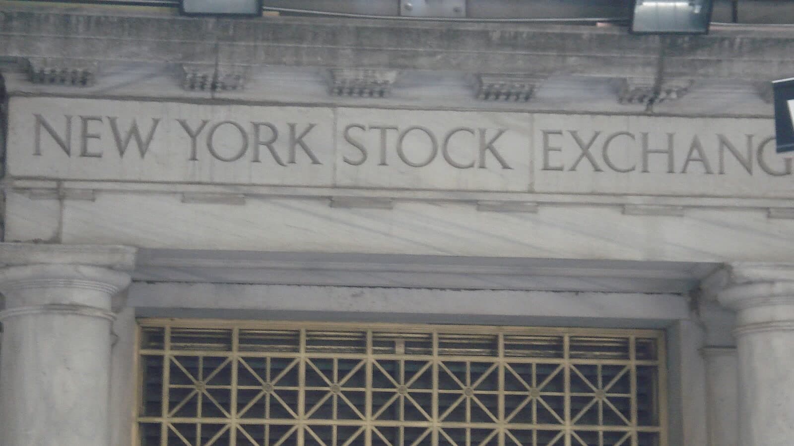 Nom gravé de la Bourse de New York sur sa façade de pierre