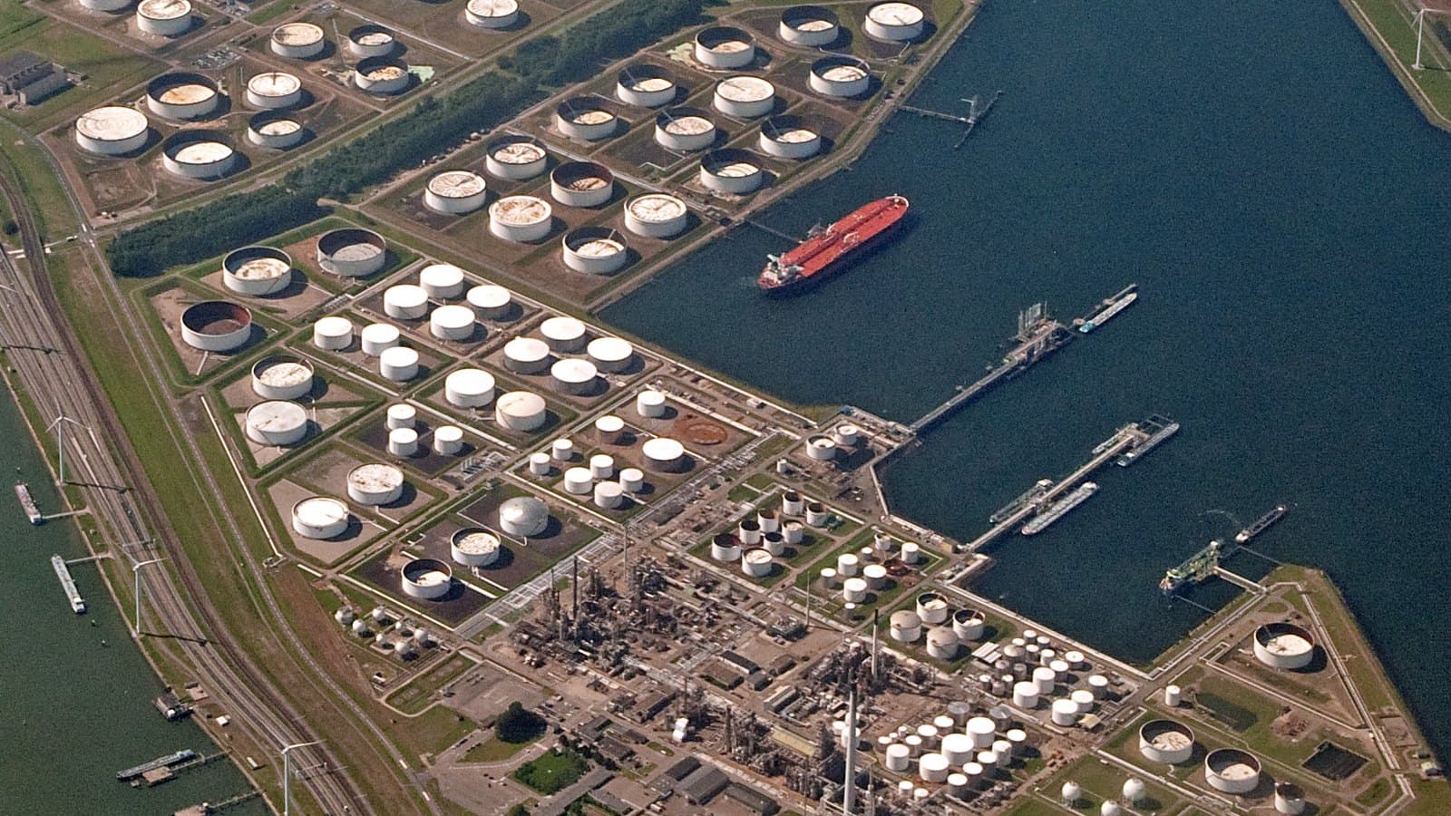 Réservoirs pétroliers et installations portuaires à Europoort, Rotterdam ; photographie aérienne d’archives de juin 2014