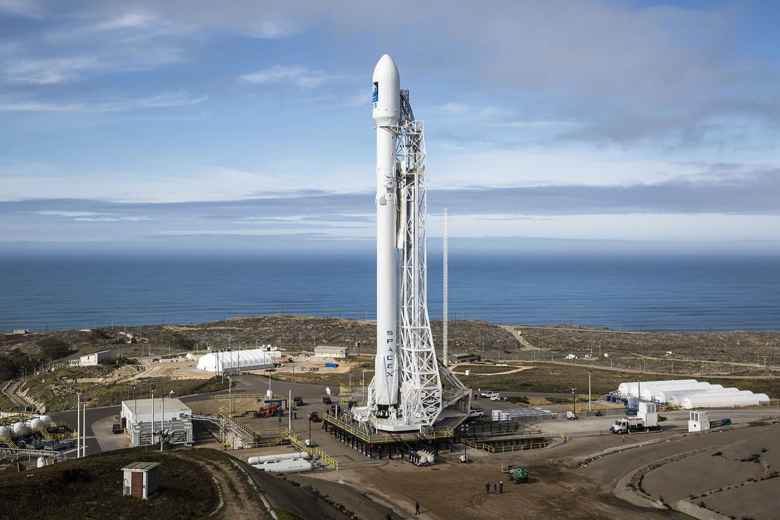 Une fusée Falcon 9 de SpaceX dressée sur son pas de tir à la base aérienne de Vandenberg